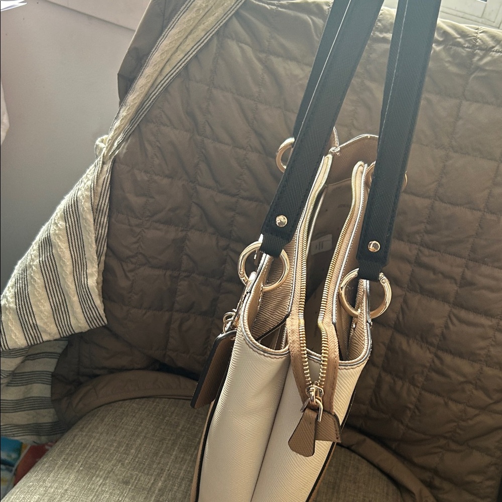 GUESS Beige and Cream Shoulder Bag - Picture 5 of 7